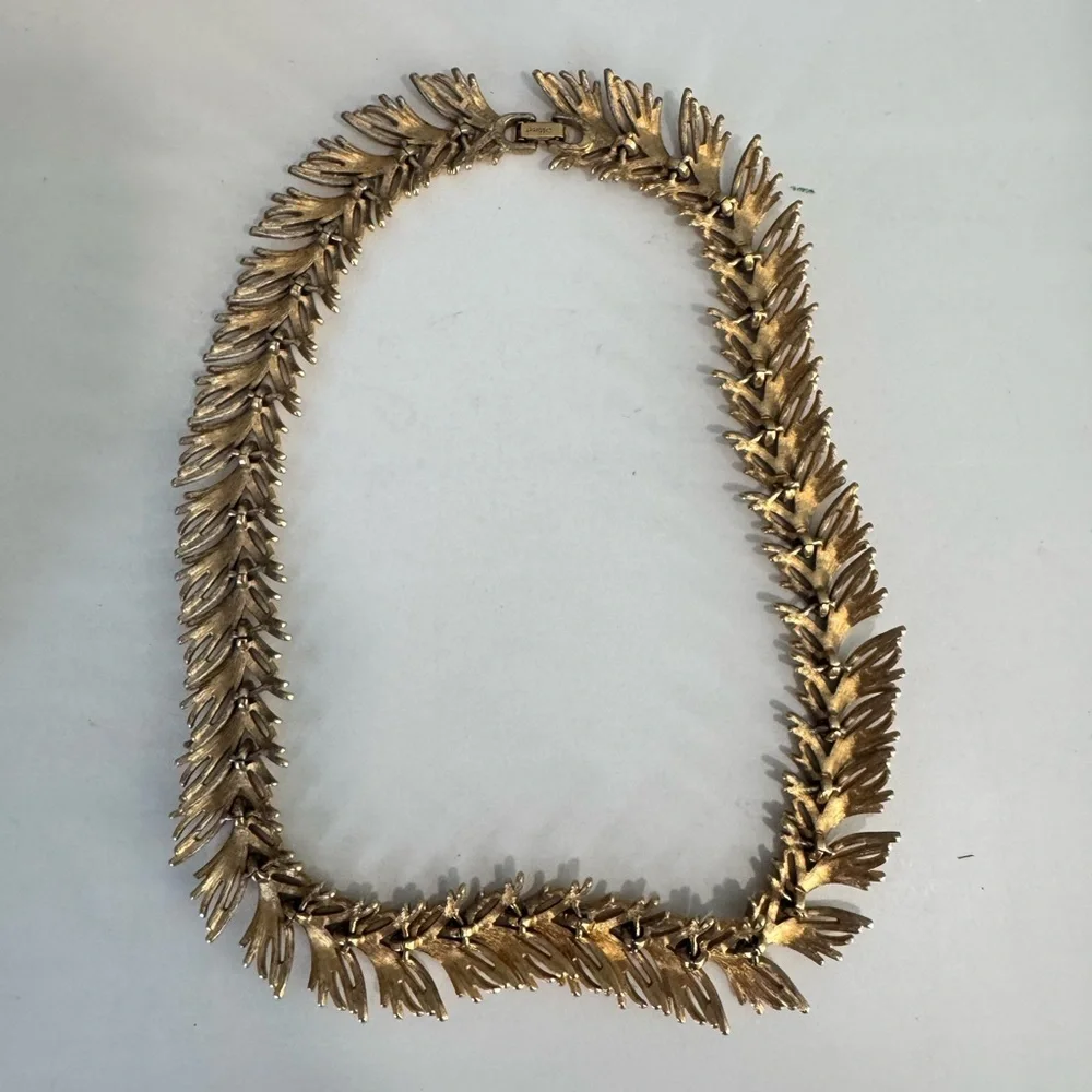 Monet Gold Tone Leaf Collar Statement Necklace – Vintage Laurel Design - Picture 6 of 8